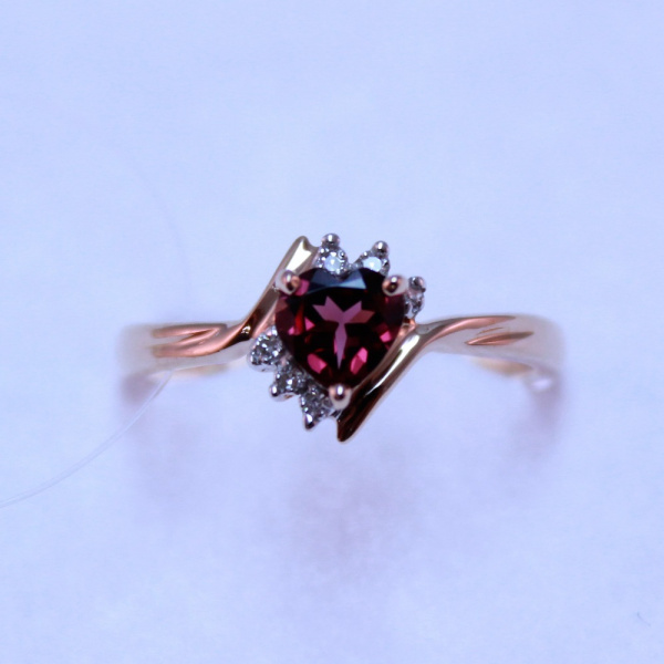 Кольцо из красного золота с родолитом и бриллиантами